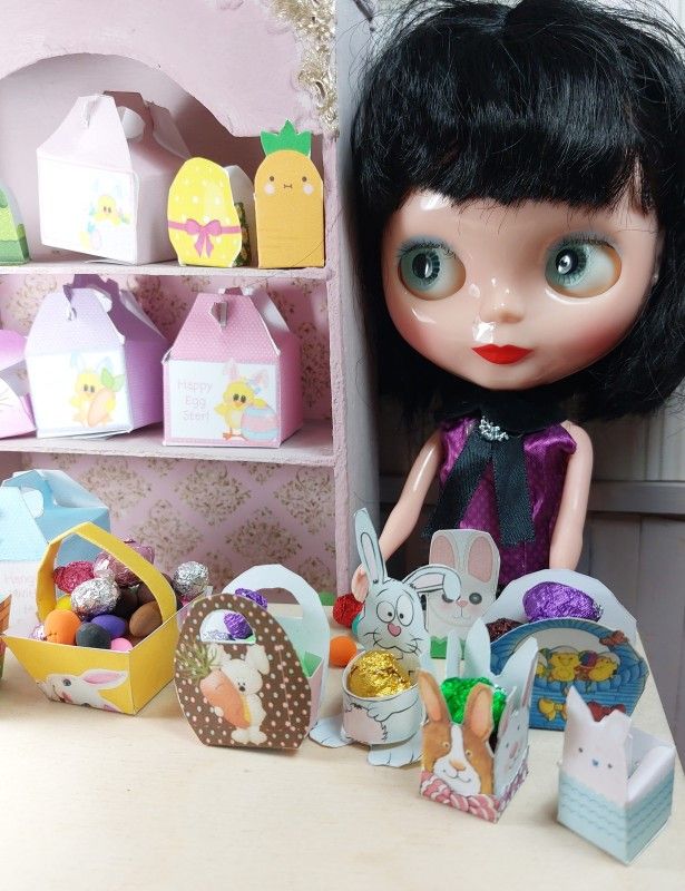 Muñecas 1:6. Blythe. Surtido grande cestas y cajas. PASCUA