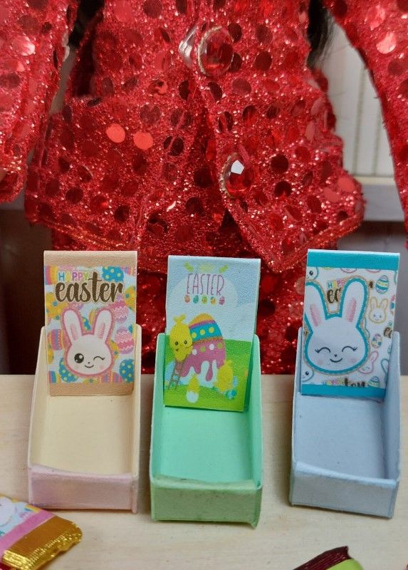 Muñecas 1:6. Barbie. Expositor y chocolates de PASCUA