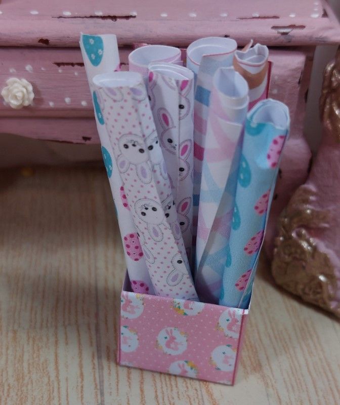 Casa muñecas 1:12. Caja con papel regalo.PASCUA.