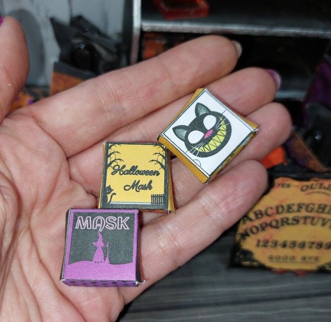 Casa muñecas 1:12. Lote 3 cajas con máscaras. HALLOWEEN