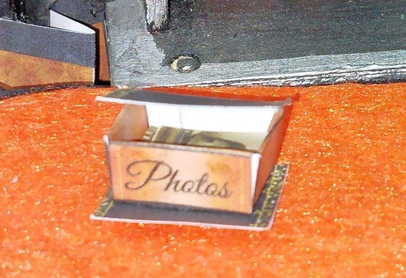 Casa muñecas 1:12. Caja con fotografías victorianas. HALLOWEEN