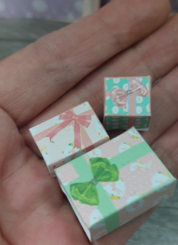 Casa muñecas 1:12. Conjunto cajas regalo. PASCUA