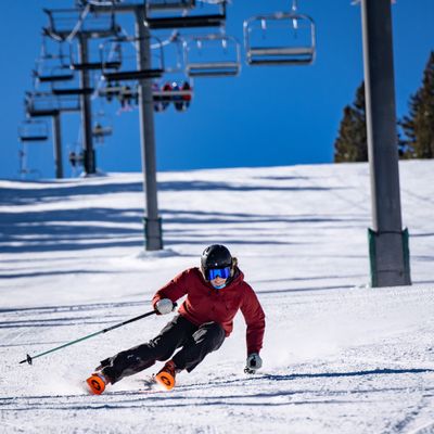 Women&#39;s All Mountain Skis