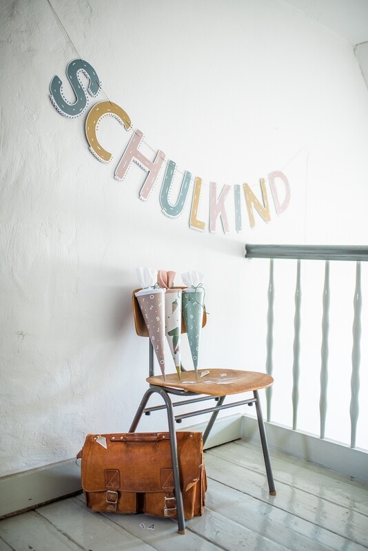 SALE Ava &amp; Yves Girlande in pastell – Schulkind (Schule)