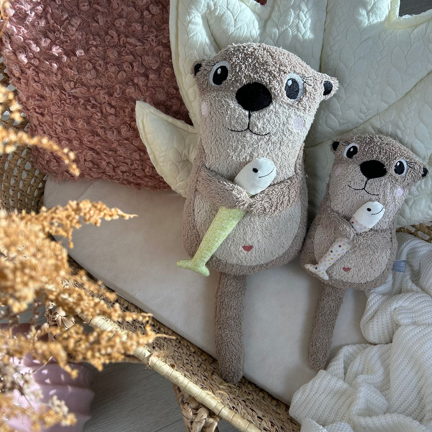 Art.K-Design Ottermädchen klein mit Fisch und als Spieluhr