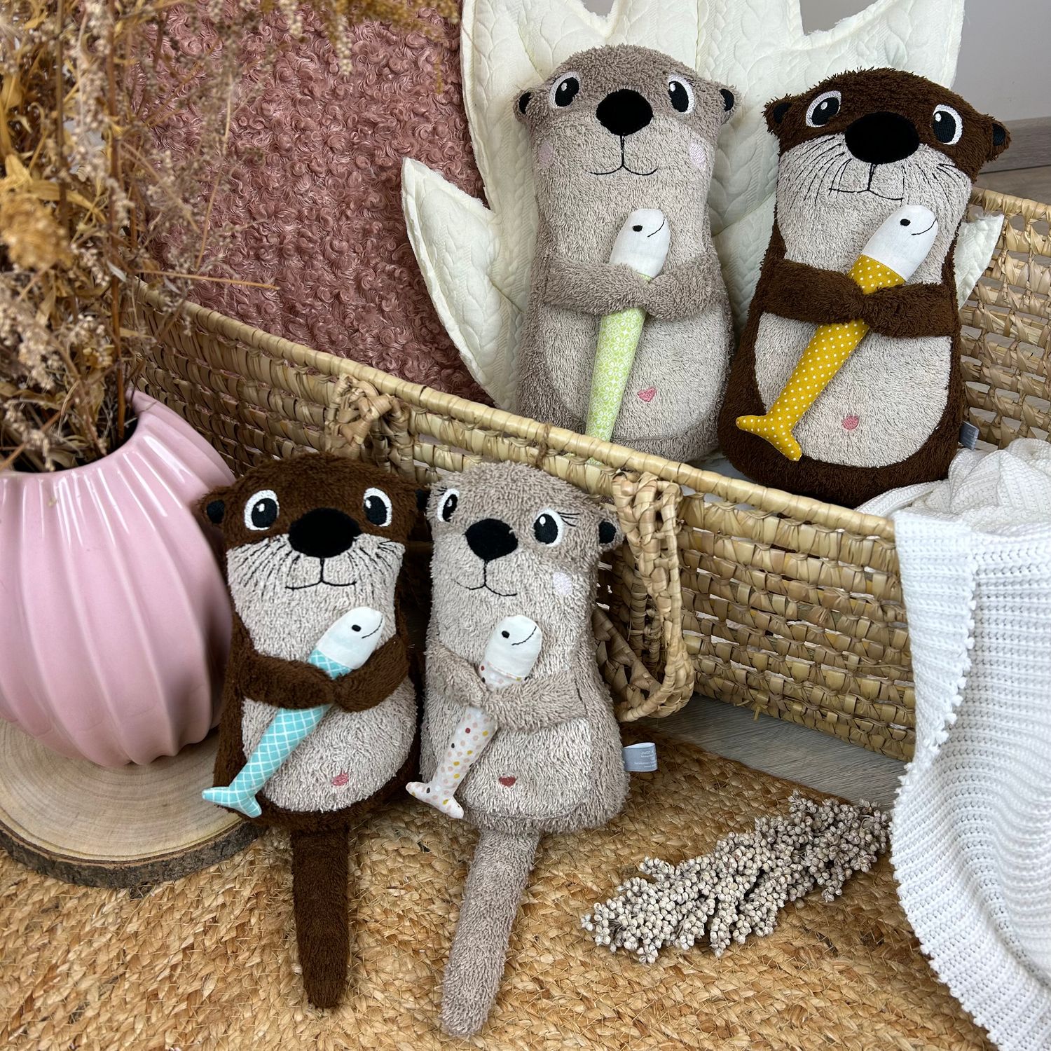 Art.K-Design Otterjunge klein mit Fisch und als Spieluhr