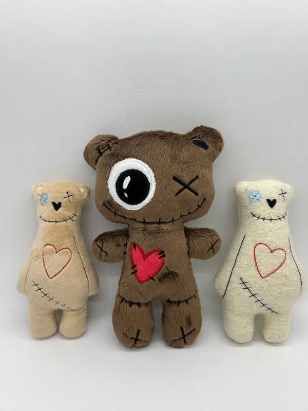 Art.K-Design Voodoobär (links und rechts im Bild)