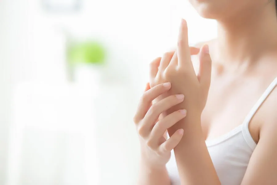 Moisturizing hands