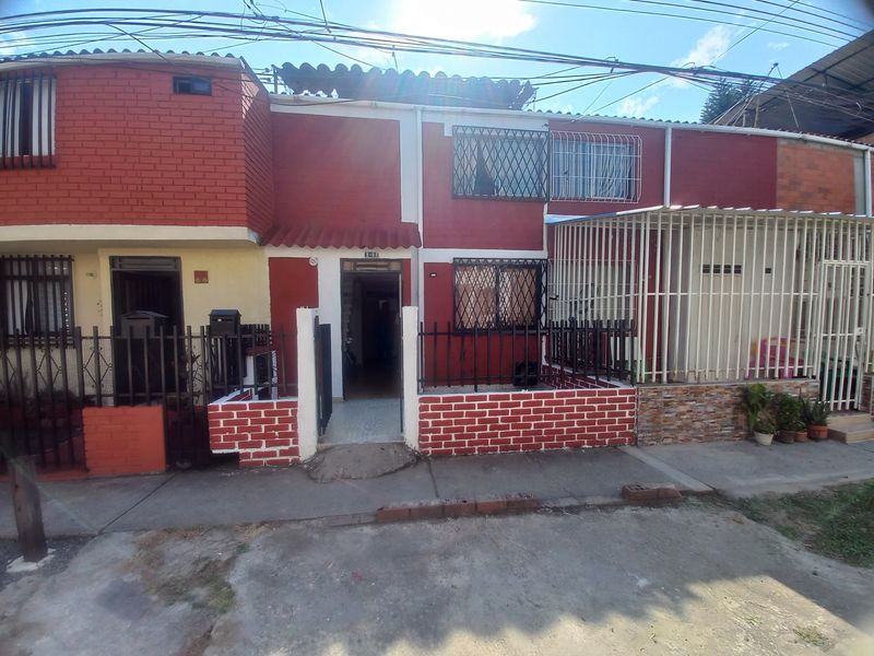 CASA DOS PISOS UNIFAMILIAR EN PASAJE AMPLIO, VILLA DEL PRADO NORORIENTE DE CALI, VALLE DEL CAUCA, ESTRATO 3