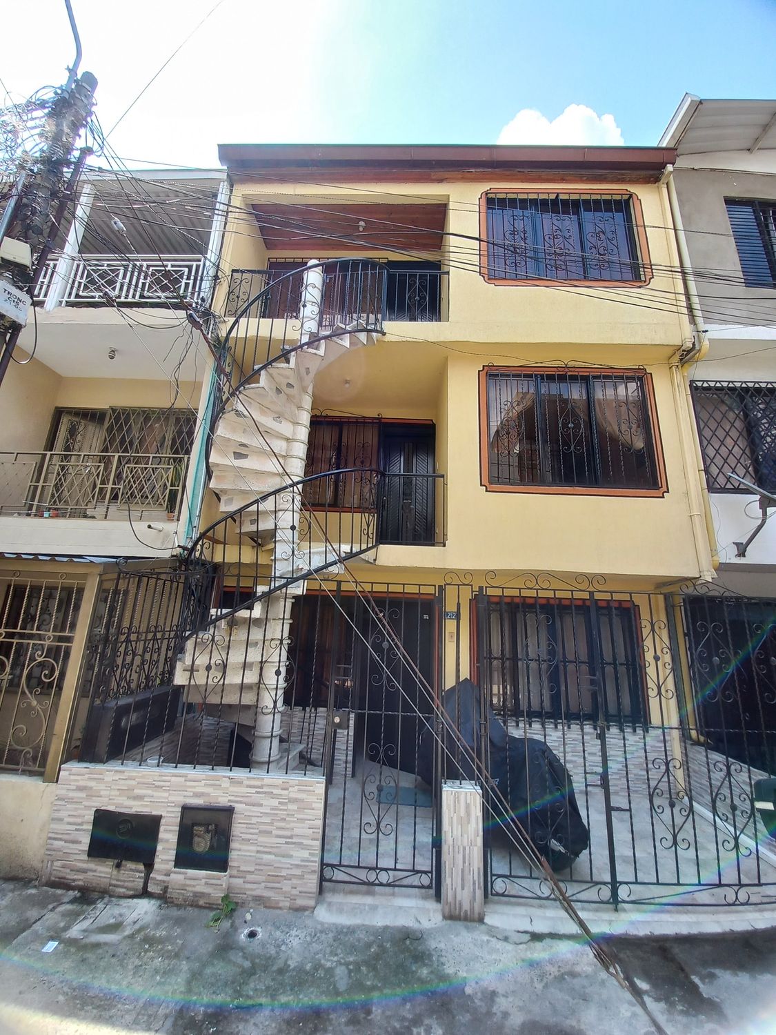 CASA EN VENTA, TRES PISOS MULTIFAMILIAR INDEPENDIENTE, NUEVA BASE, NORORIENTE DE CALI, VALLE DEL CAUCA,ESTRATO 3