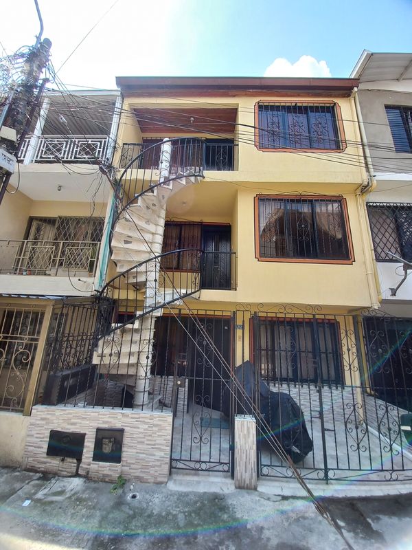 CASA EN VENTA, TRES PISOS MULTIFAMILIAR INDEPENDIENTE, NUEVA BASE, NORORIENTE DE CALI, VALLE DEL CAUCA,ESTRATO 3