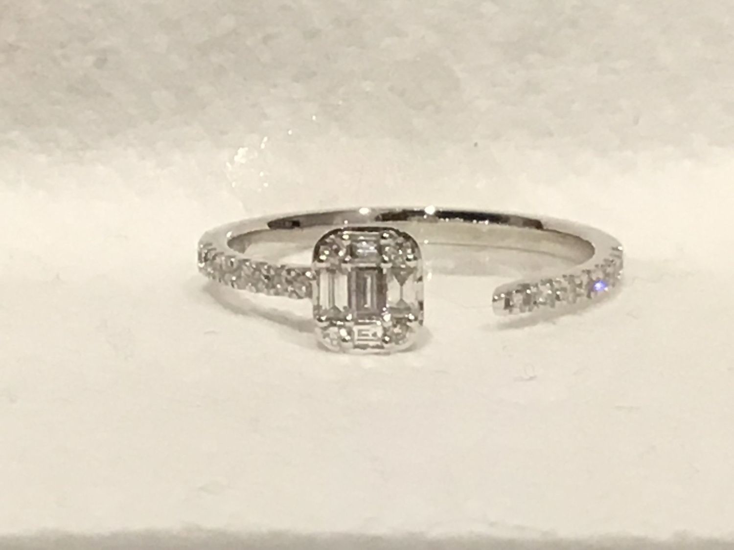 *Diamond Ring .28 C. Open Band w/ Baguettes 18K WG 6.5