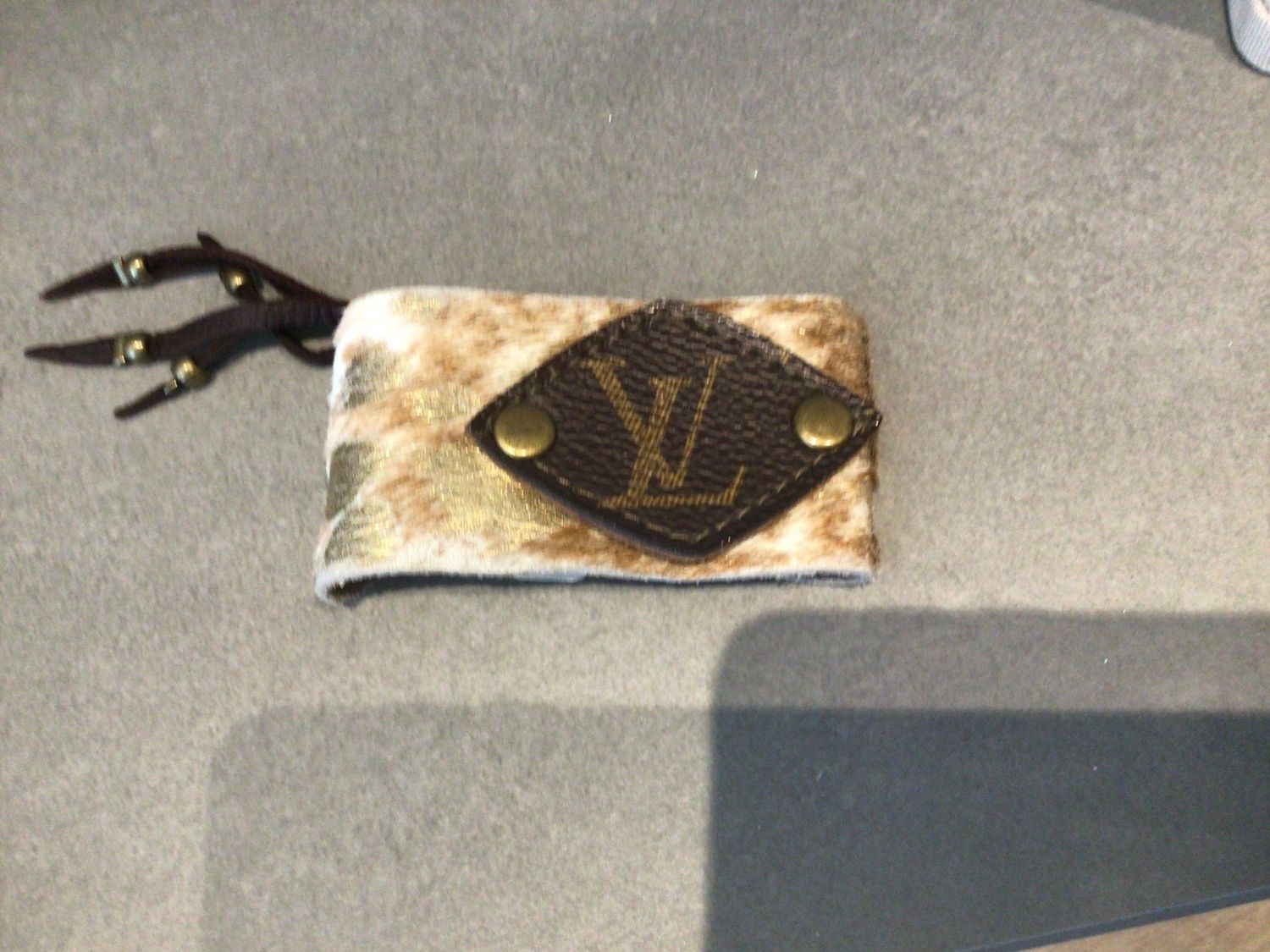 Hide bracelet w/LV Logo