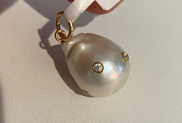 SOLD Pendant Baroque 25mm Pearl 5 Inset Diamonds 14k 0.47cts