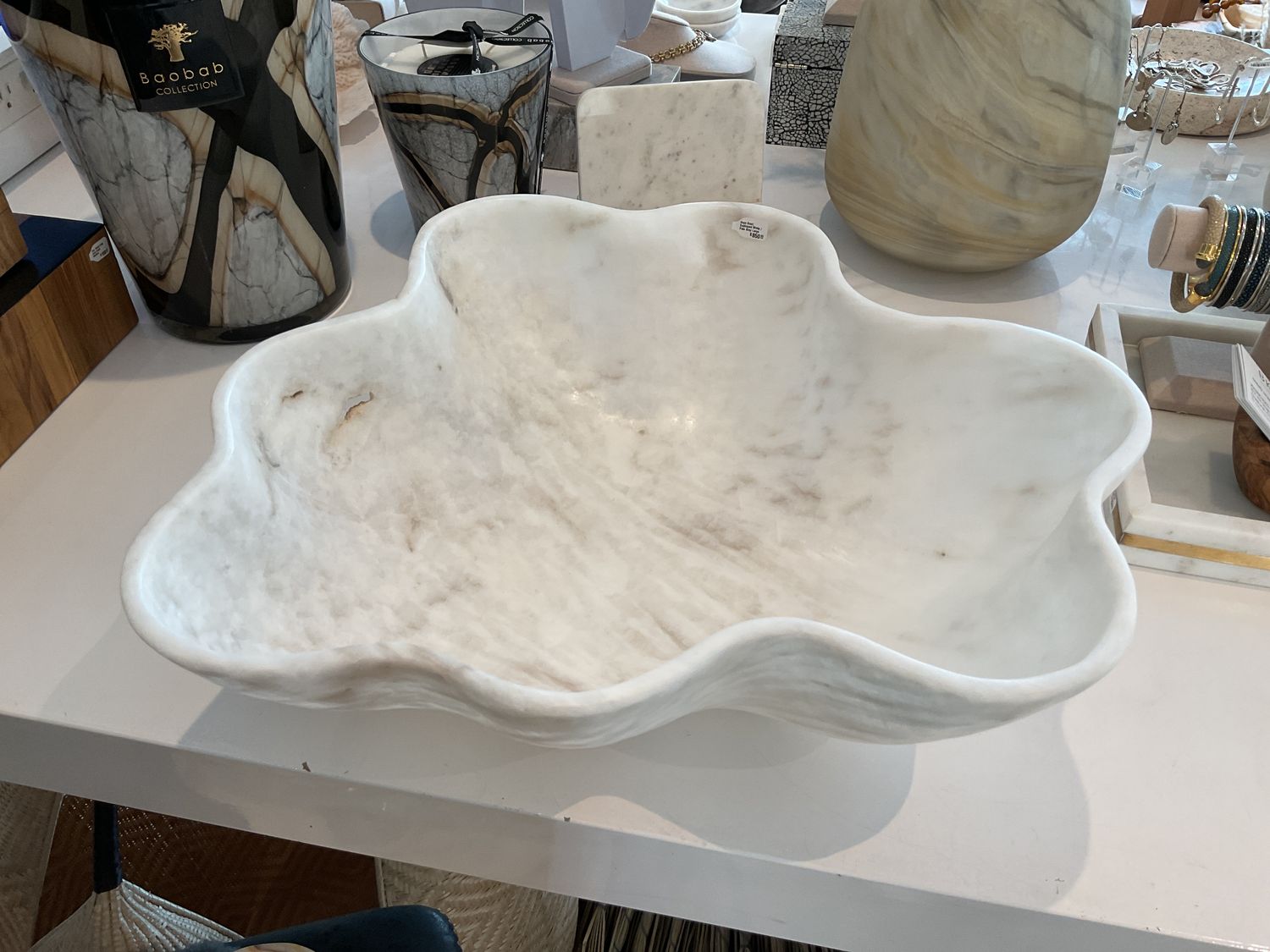 Onyx Bowl, Scalloped White / Pale Gray Large