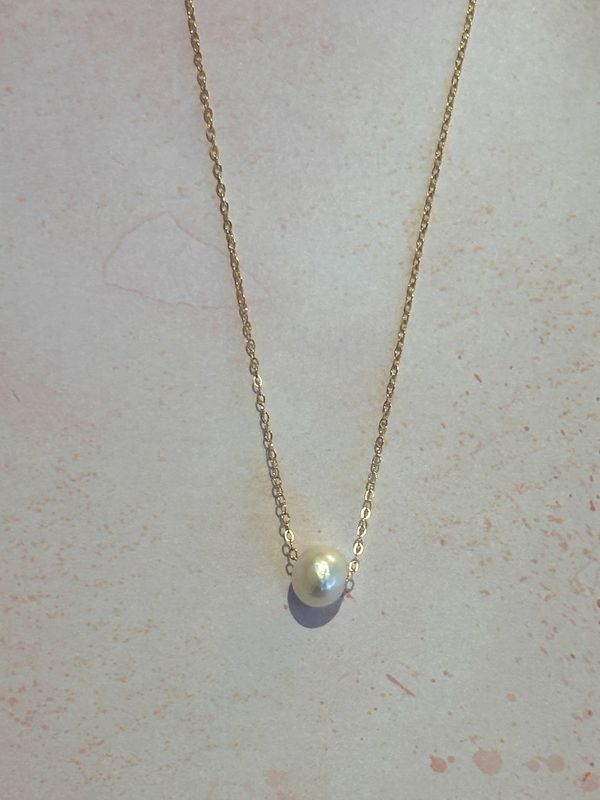 Floating Pearl Necklace in Gold