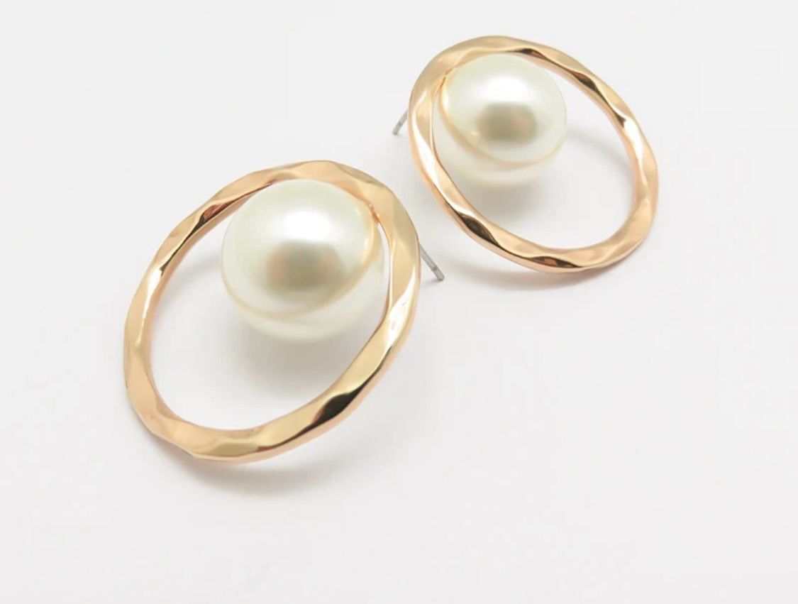 Large round pearl Stud Earrings