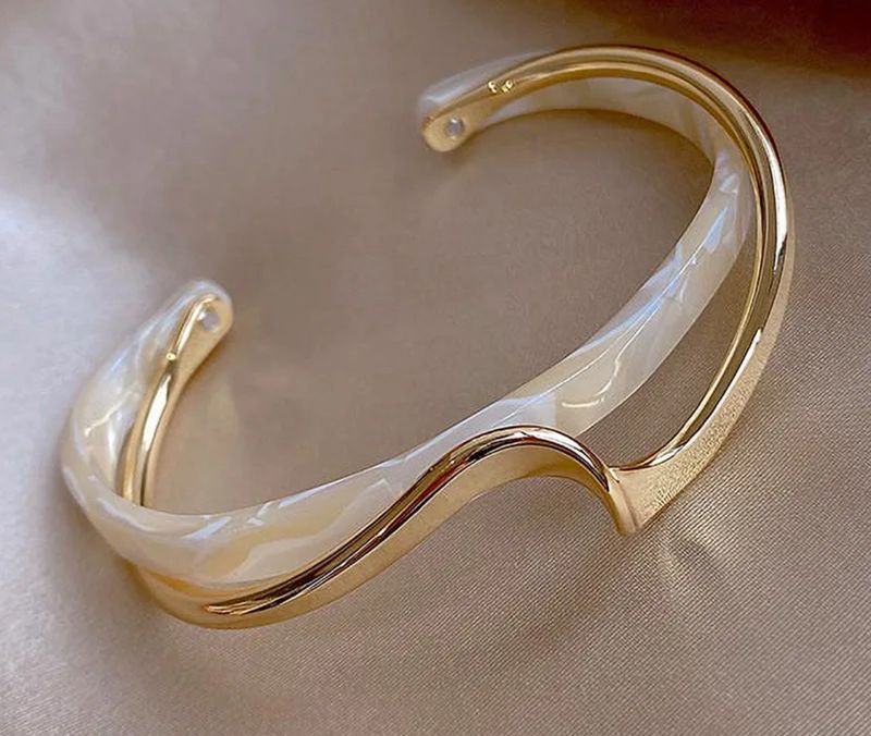 RESIN BANGLE BRACELET