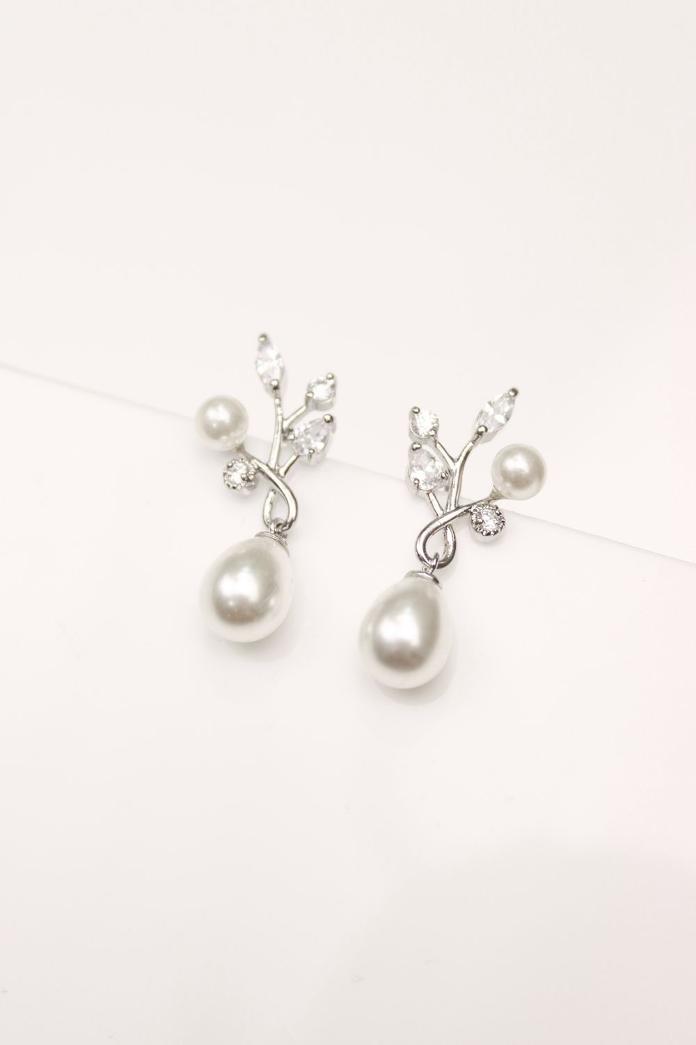 Clea Pearl Earrings