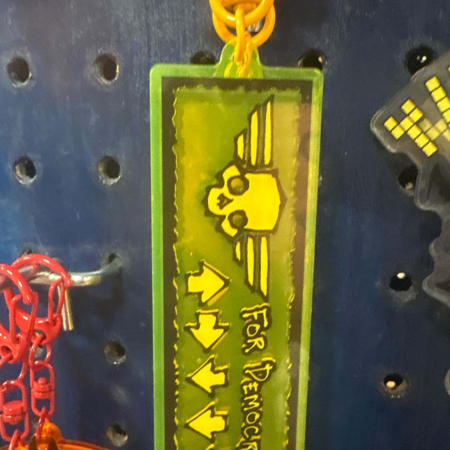 Helldivers 2 ‘ 4 in keychain democracy yellow 