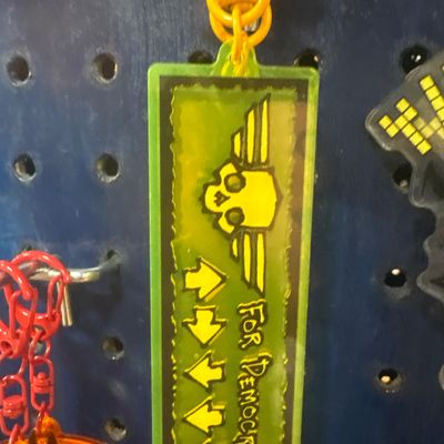 Helldivers 2 ‘ 4 in keychain democracy yellow 