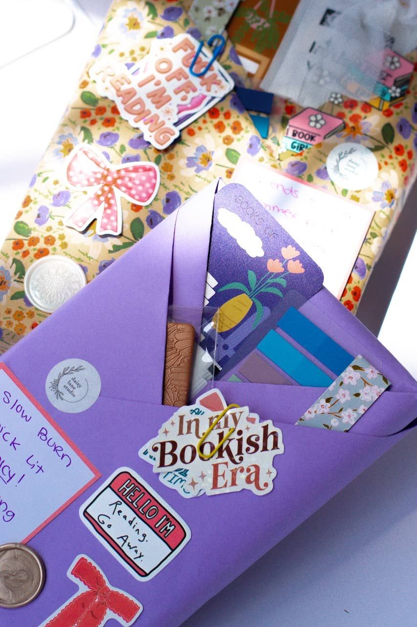 Blind Date with a Book (Daisy Lane), Theme: Love &amp; Romance