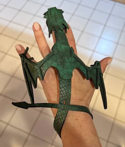 Green Dragon Hand Pet: LTHR