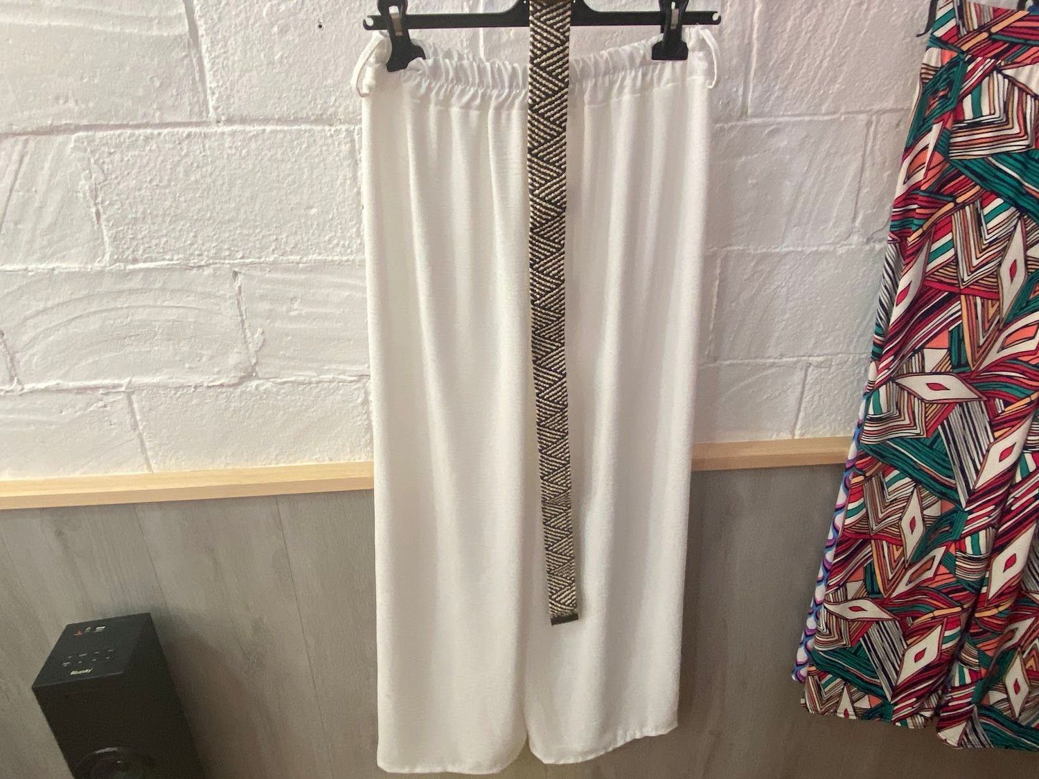 Pantalón ancho con cinturón