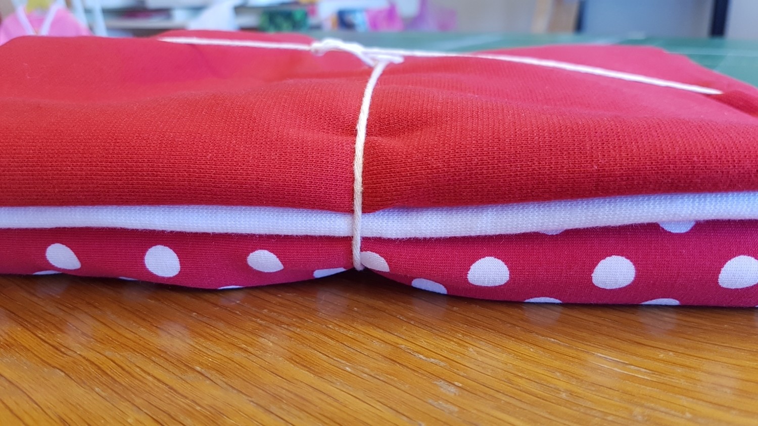 BOX RED DOTS