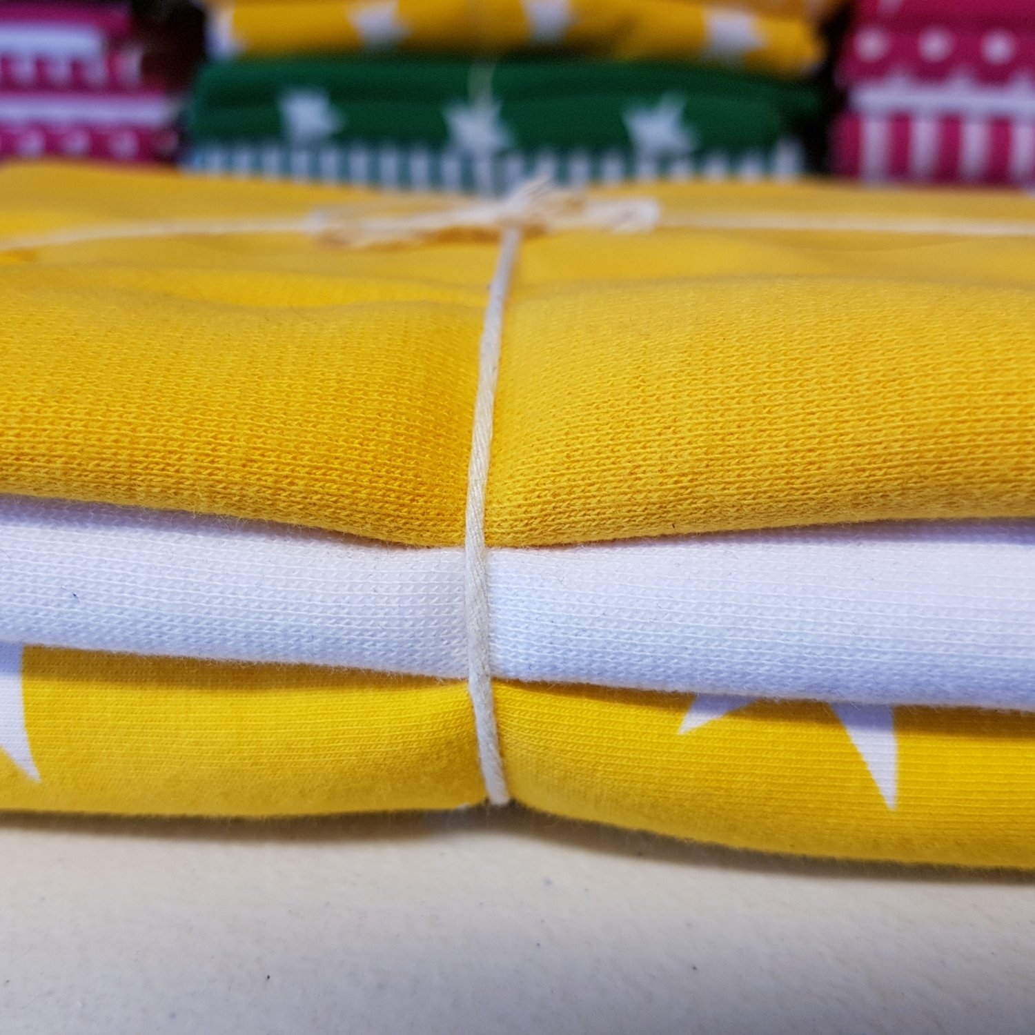 BOX YELLOW STARS