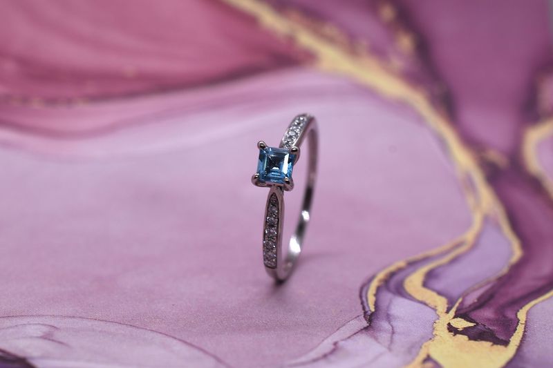 18ct White Gold Blue Zircon & Diamond Set Ring