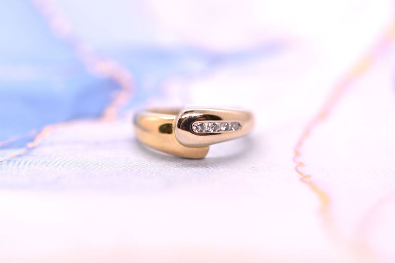 18ct Yellow Gold Diamond Set Crossover Ring