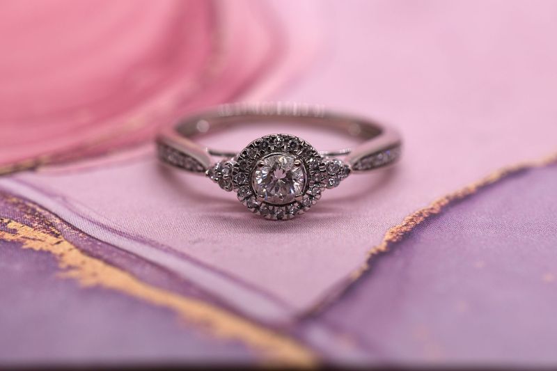 18ct White Gold Round Diamond Halo Cluster Ring