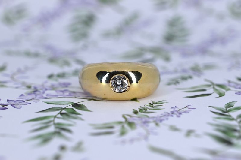 18ct Yellow Gold Round Brilliant Cut Diamond Solitaire Band