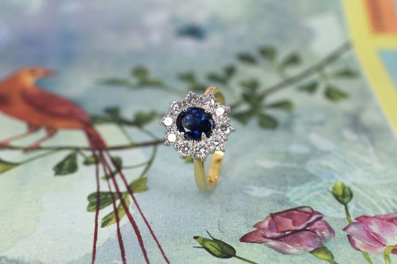 18ct Gold Round Cut Sapphire & Diamond Cluster Ring