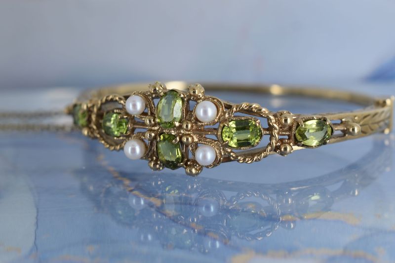 9ct Yellow Gold Peridot and Pearl oval Hinged Bangle