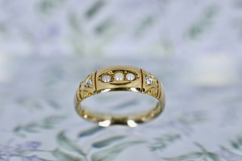 18ct Yellow Gold Pearl and Diamond patterned Band