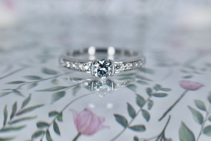 18ct White Gold Tension Set Round Brilliant Cut Diamond ring with Diamond Shoulders