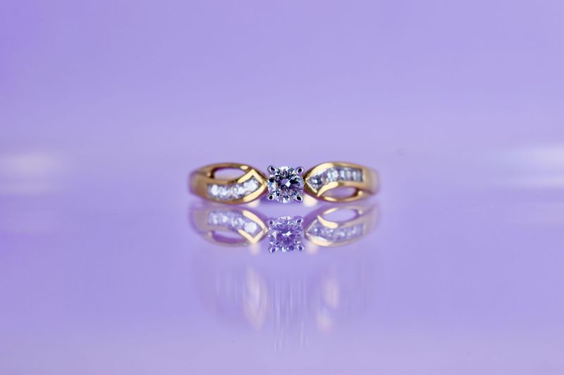 9ct Yellow & White gold Round Brilliant cut Diamond ring with Channel Set Diamond Shoulders