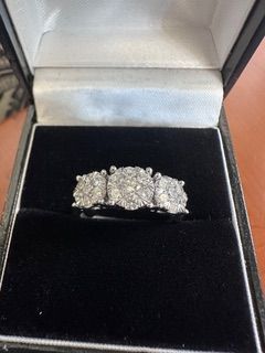 Pre-owned diamond illusion set