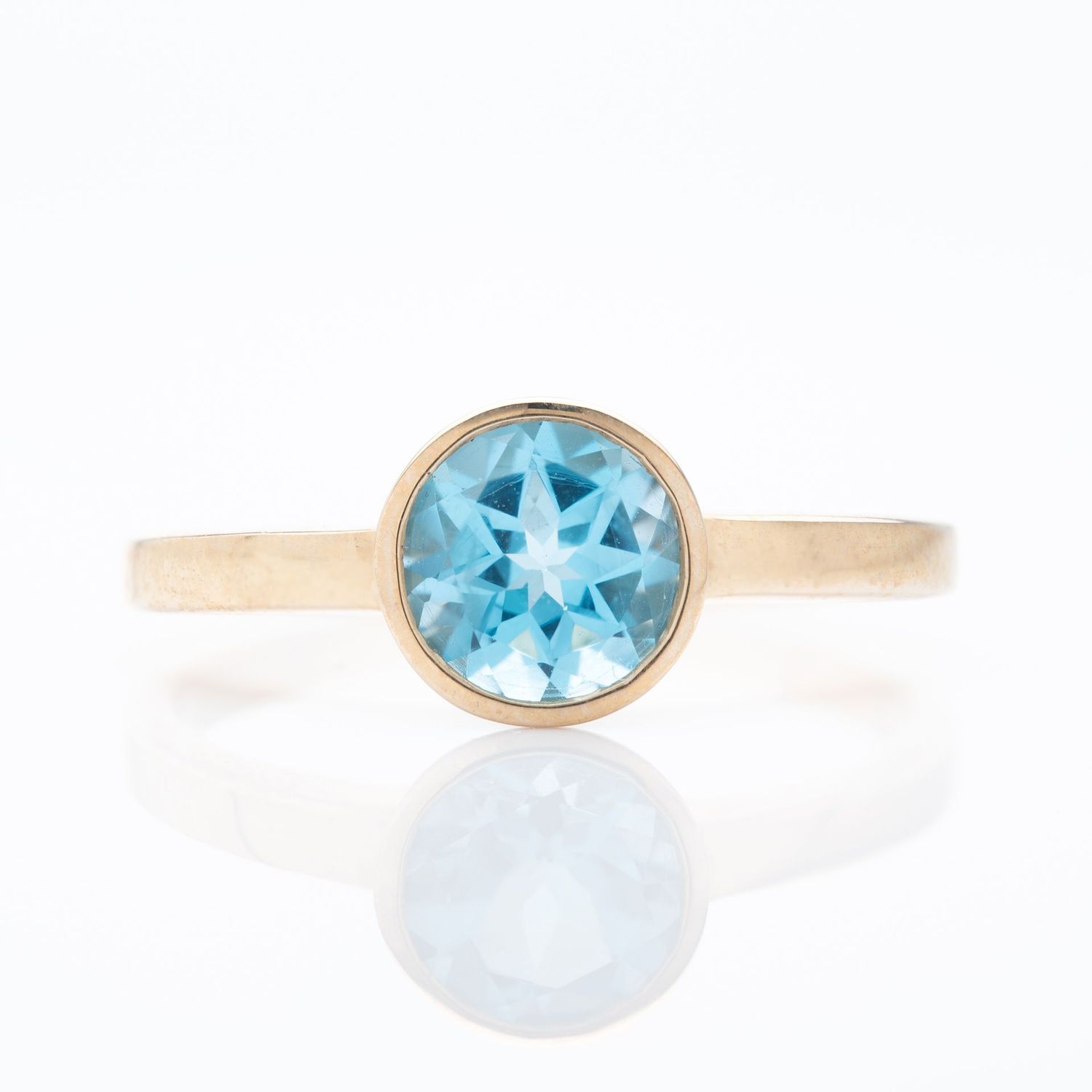 9ct Yellow Gold Round Cut Blue Topaz Ring 9ct Yellow Gold Round Cut Blue Topaz Ring