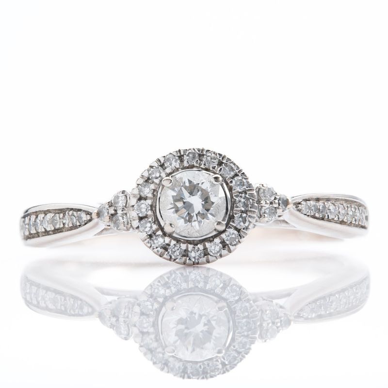 18ct White Gold Round Diamond Halo Cluster Ring