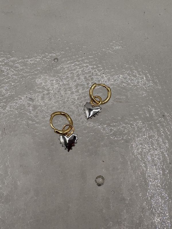 Small Ribbed Heart of Gold Huggie Earring