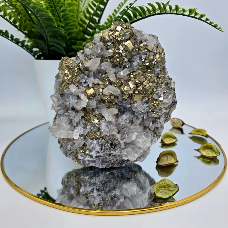 Pyrit mit Bergkristall Cluster