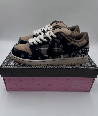 SB Dunk Low Travis Scott