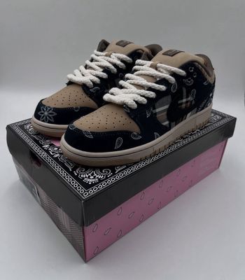 SB Dunk Low Travis Scott