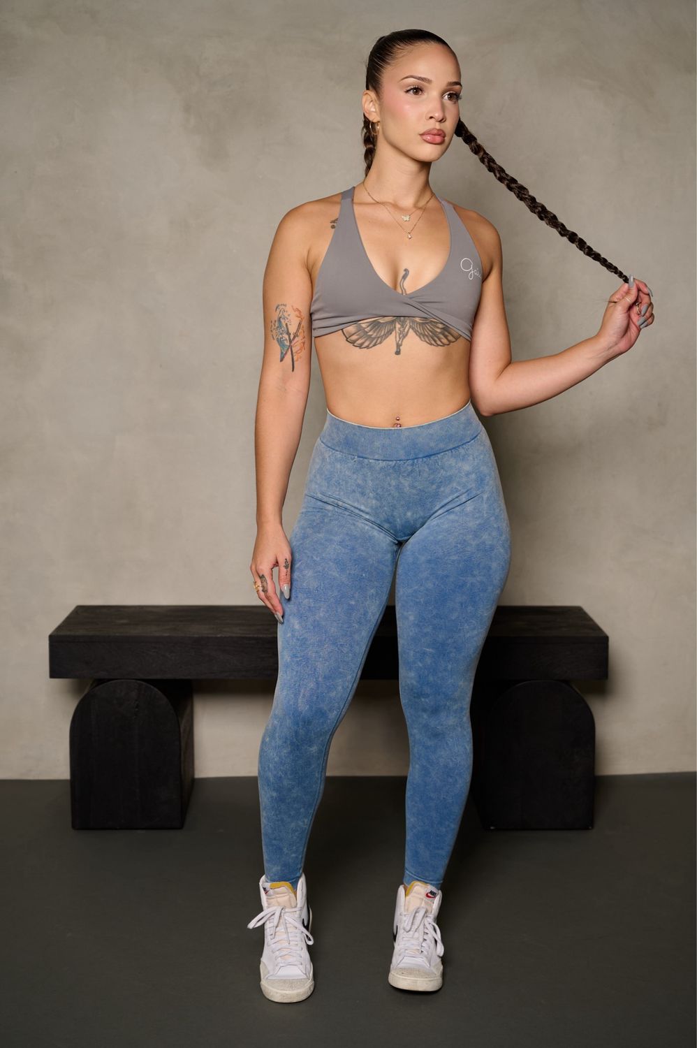 BLUE ACID WASH V-BACK SCRUNCH BUTT LEGGINGS