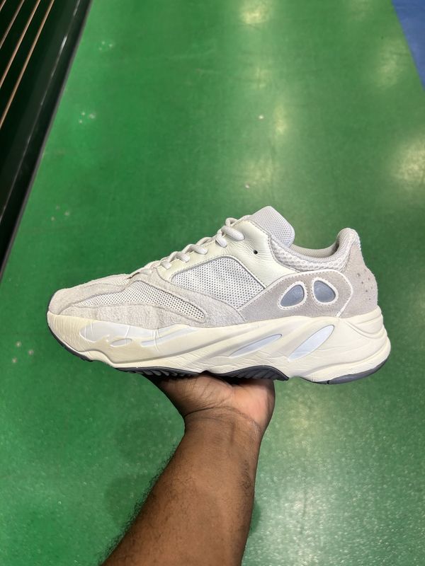 Yeezy 700 analog