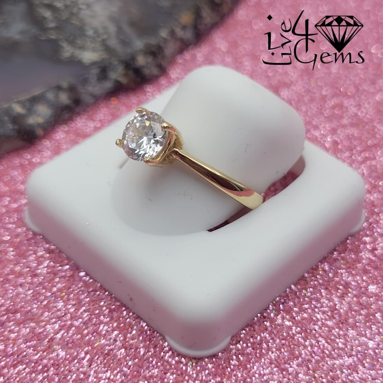 10kty Solitare Round With 2 hidden Cz on Setting Ring