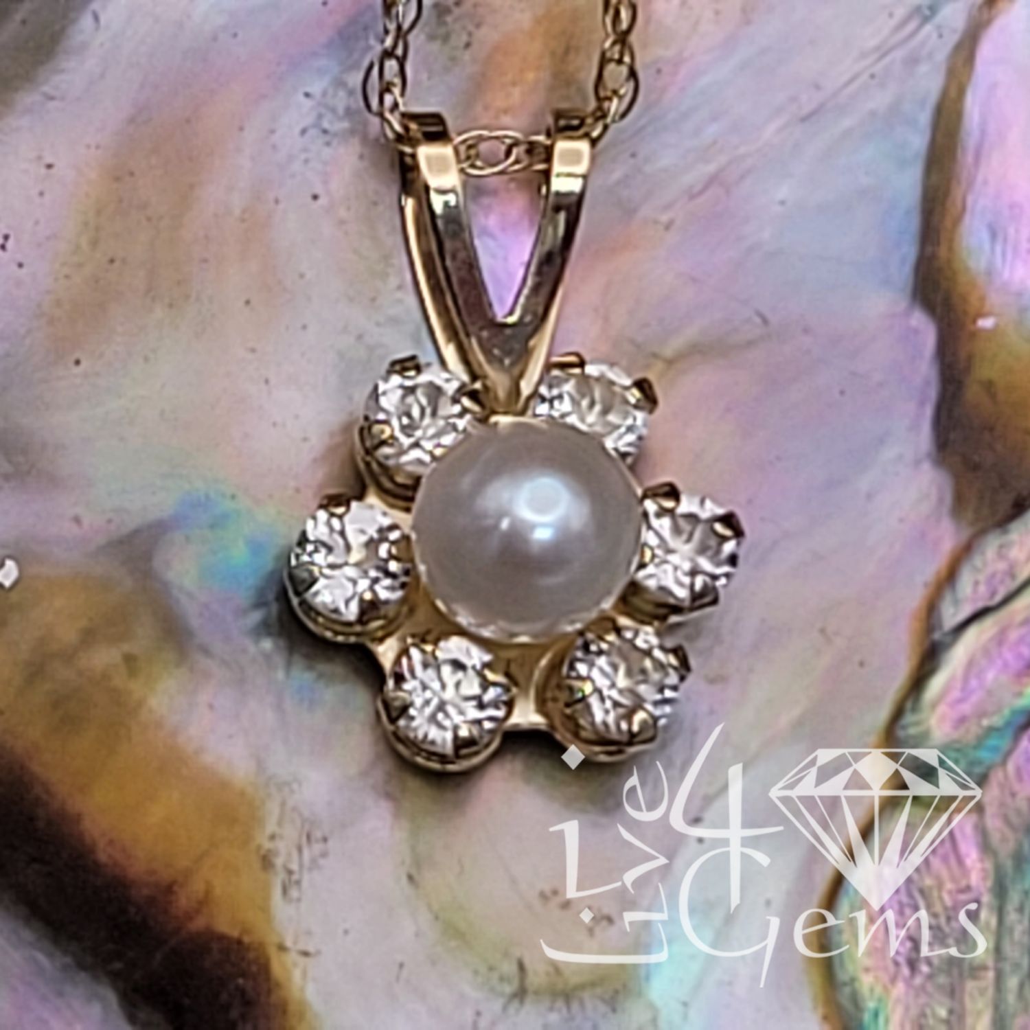14kty White Topaz Pearl Flower Pendant w Chain